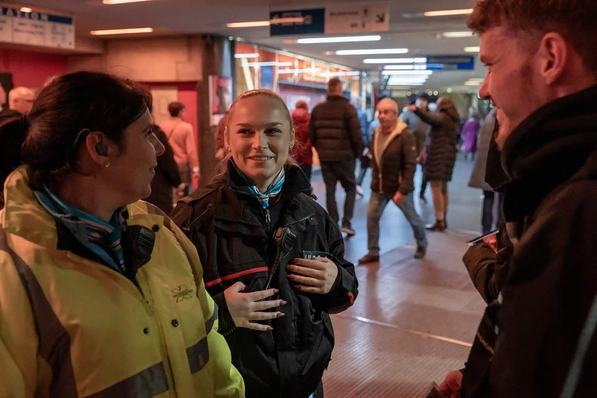 Drei Mitarbeiter von Special Security Services besprechen sich